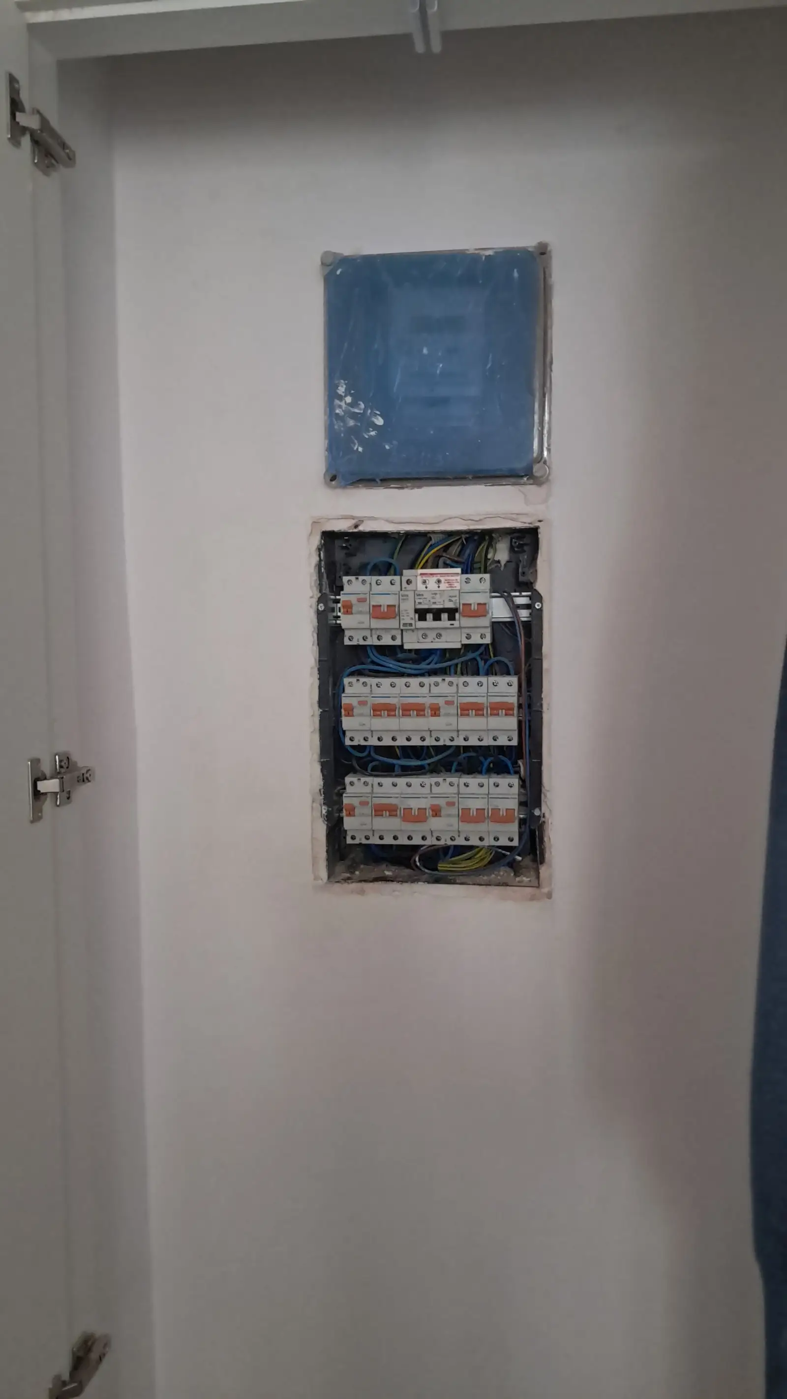 Instalación de electricidad con cuadro eléctrico empotrado y cableado organizado en una vivienda de Ripollet