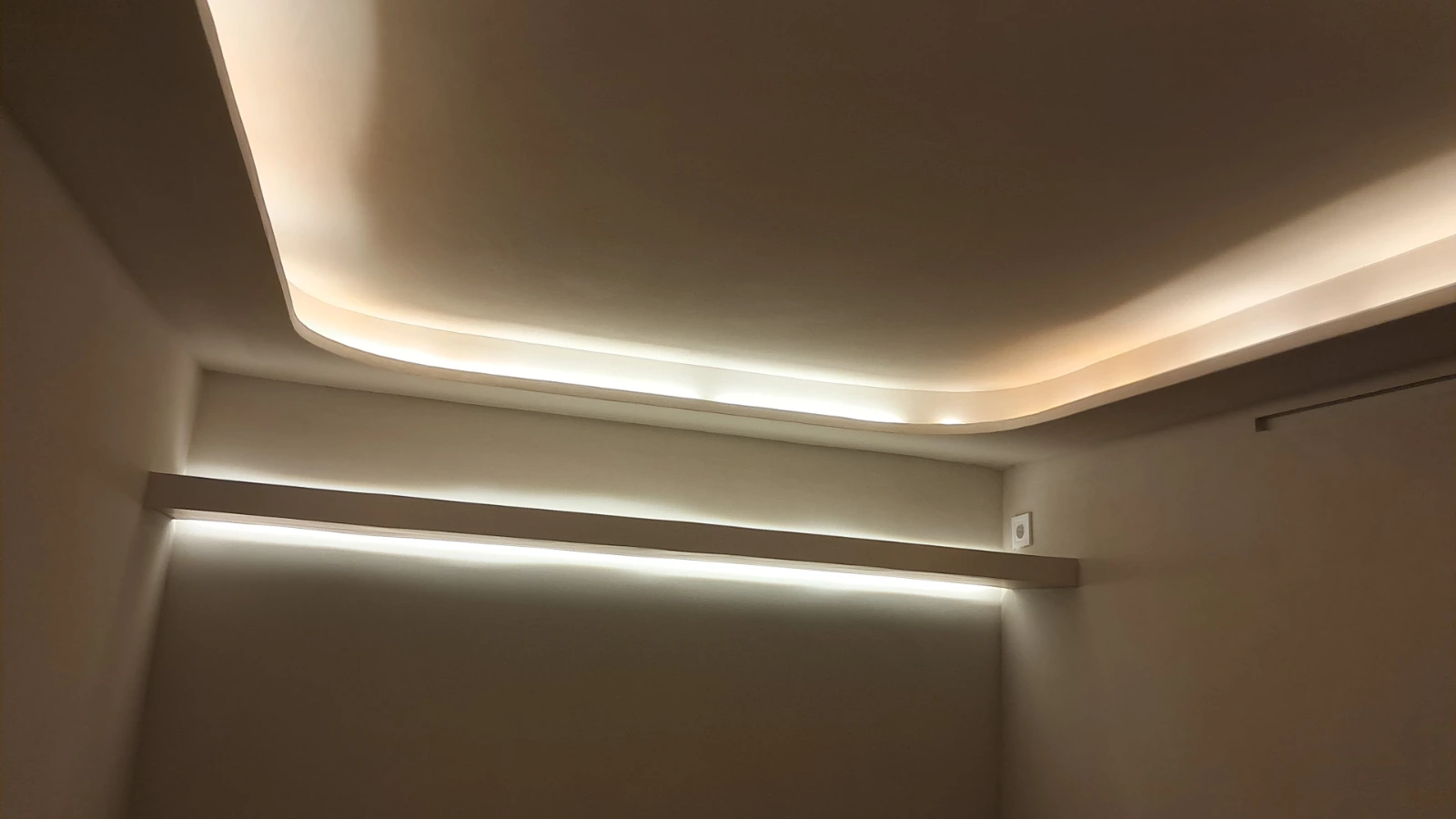 Instalación de pladur con foseado curvo e iluminación LED indirecta en un techo de Ripollet