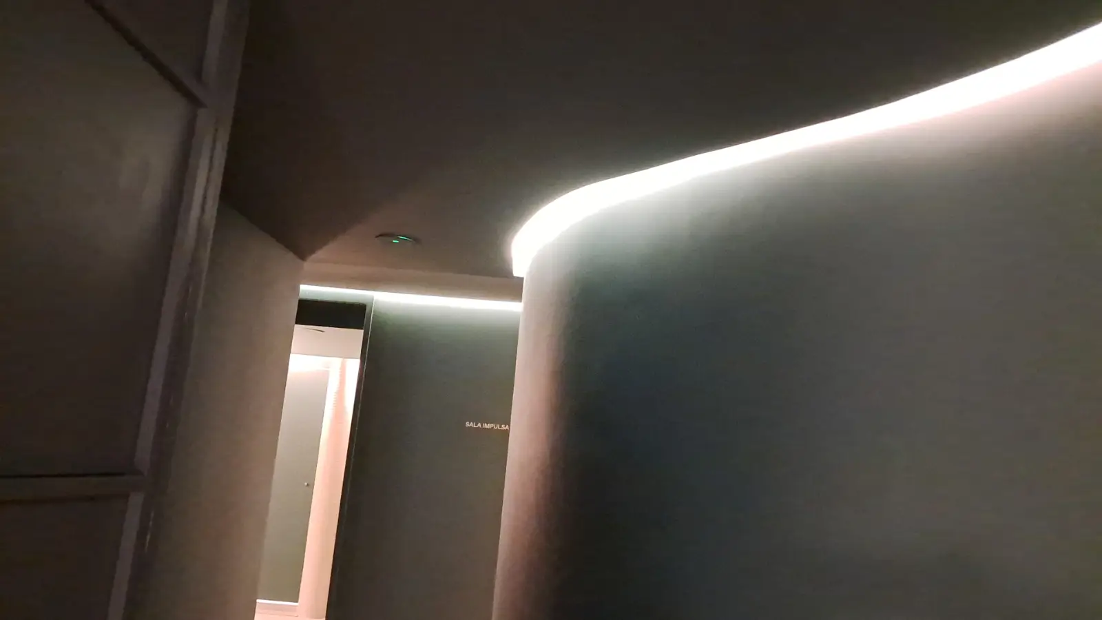 Reforma integral con iluminación LED indirecta en foseado curvo de techo y paredes en Ripollet